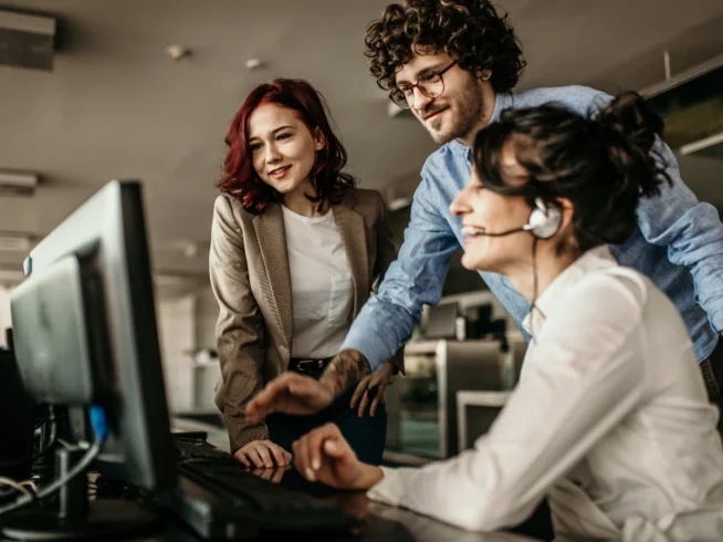 IT support helping coworkers